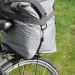 Cool Butler 40 Isoliertasche in Grau am Fahrrad befestigt