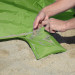 Pop up Strandmuschel verschließbar und Sandtaschen mit Sand befüllbar
